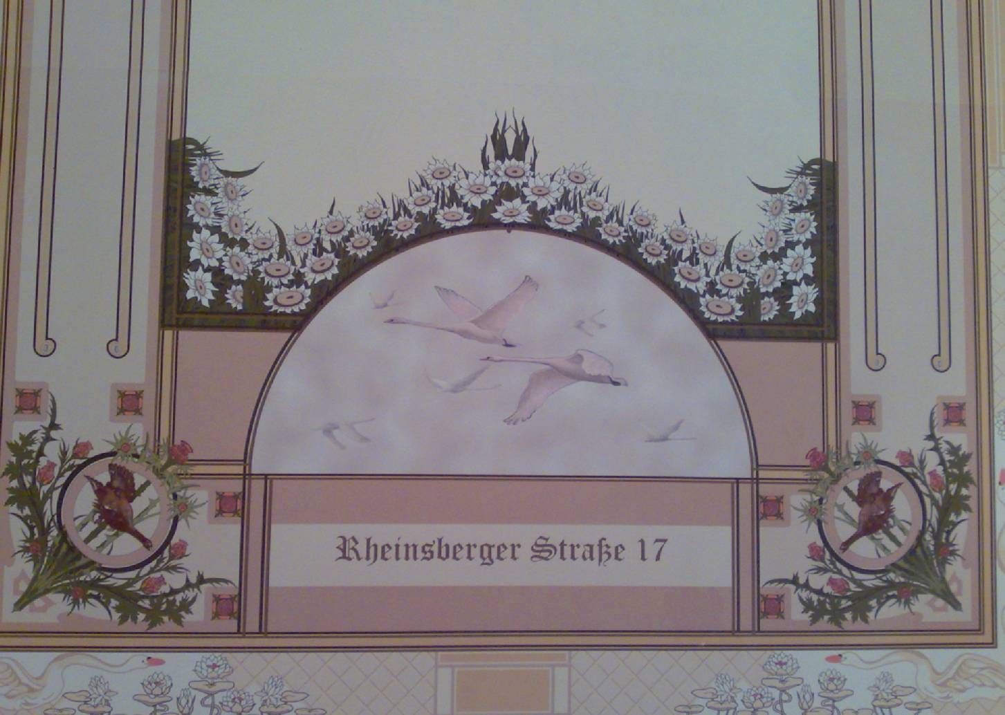 Im Eingangsbereich wurde eine Deckenmalerei in Anlehnung an den Jugendstil angebracht. Die Arbeiten wurden inkl. der Vor- und Malerarbeiten sowie Stuckarbeiten ausgeführt. Für dieses Objekt war kein klassischer Restaurator gefordert. Ich habe dieses Objekt in meiner Funktion als Malermeister für Exklusive Malerarbeiten gestaltet und überarbeitet.